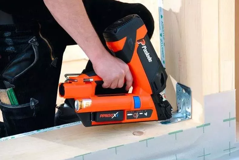 Användarvänlig gasdriven ankarspikpistol