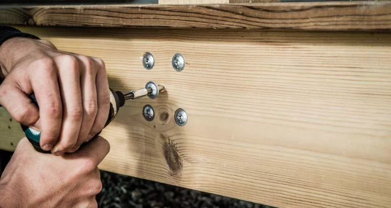 SKRUVAR SOM STÅR PALL