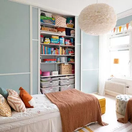 Låt kläder, skor, böcker och leksaker samsas om utrymmet